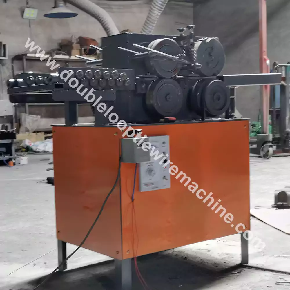 Straight cut binding baling wire tie machine