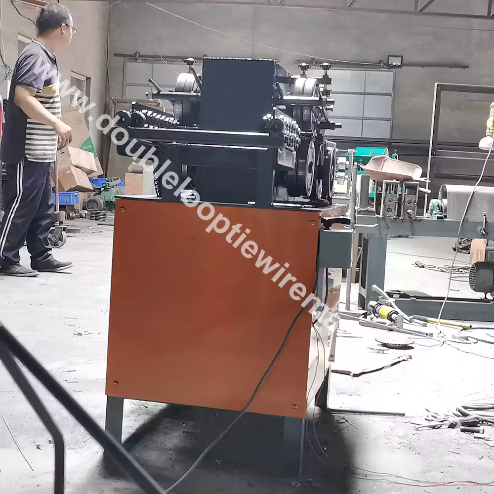 Straight cut binding baling wire tie machine